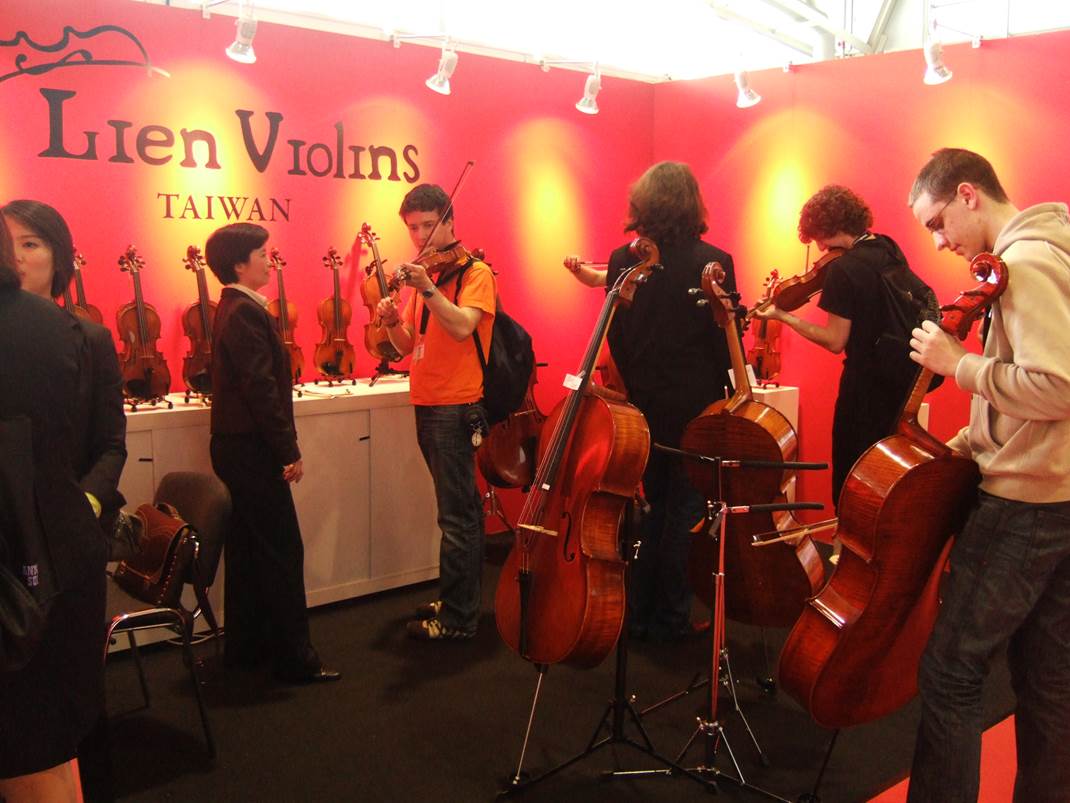 Lien Violins at Music China 2009 in Shanghai – exhibition photo 2