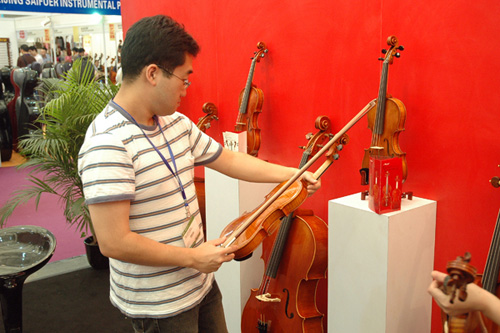 Lien Violins at Music China 2009 in Shanghai – exhibition photo 5