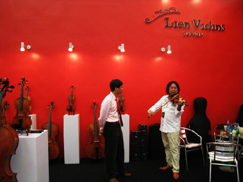 Lien Violins at Music China 2009 in Shanghai – exhibition photo 8