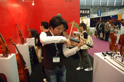 Lien Violins at Music China 2009 in Shanghai – exhibition photo 4