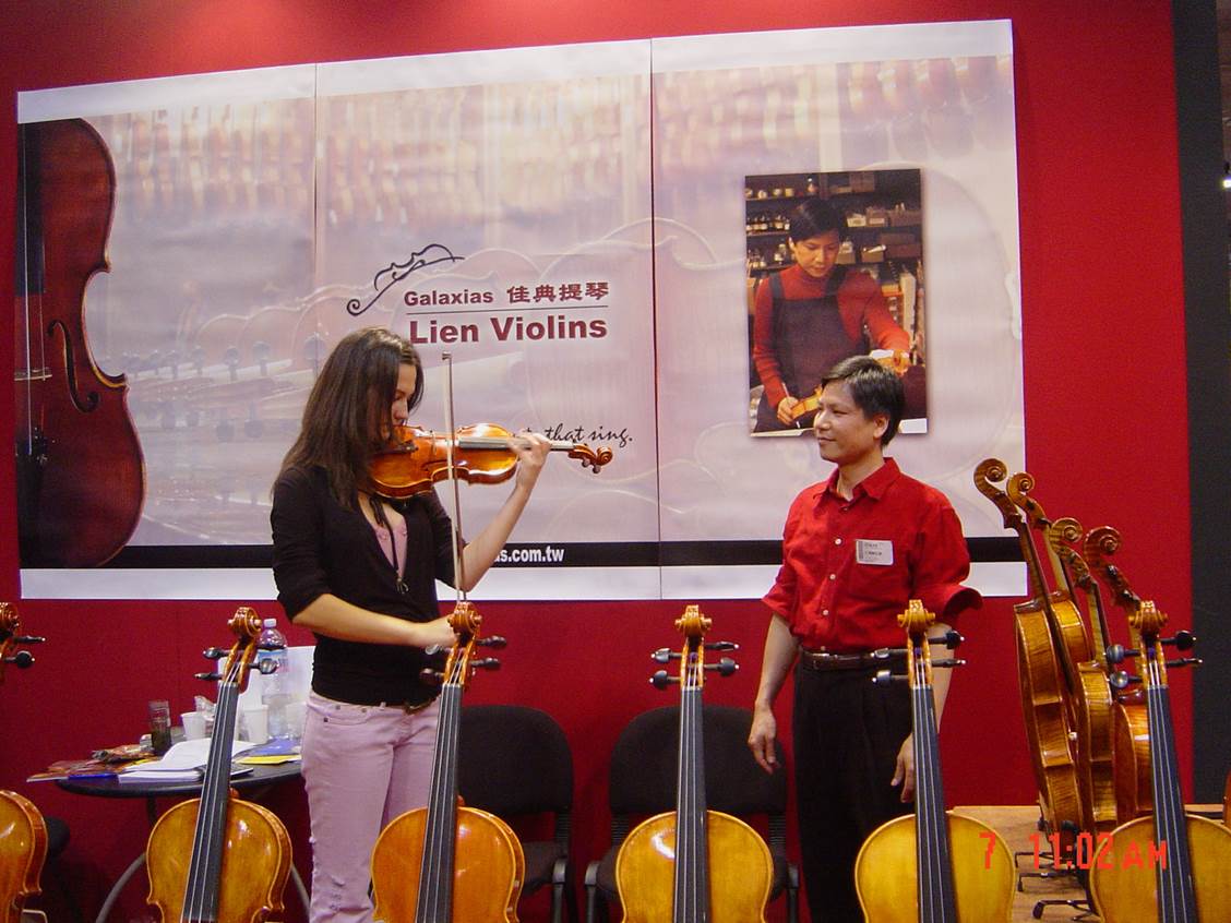 Lien Violins at Music China 2010 in Shanghai – exhibition photo 2