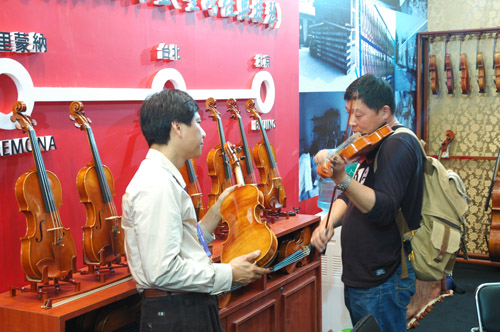 Lien Violins at Music China 2011 in Shanghai – exhibition photo 9