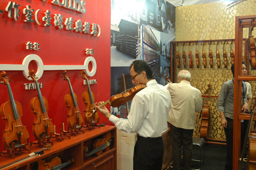 Lien Violins at Music China 2011 in Shanghai – exhibition photo 11
