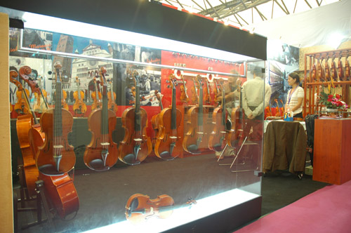 Lien Violins at Music China 2011 in Shanghai – exhibition photo 2