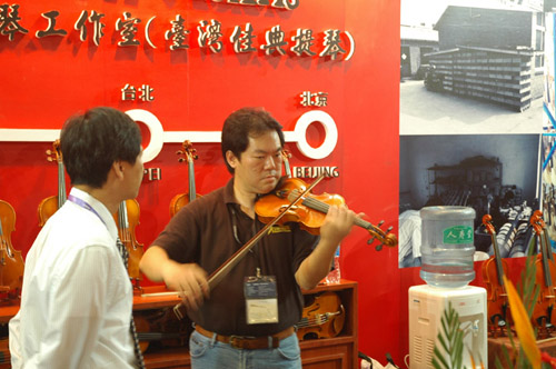 Lien Violins at Music China 2011 in Shanghai – exhibition photo 5