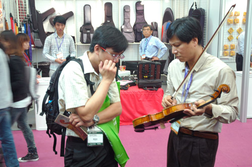 Lien Violins at Music China 2011 in Shanghai – exhibition photo 10