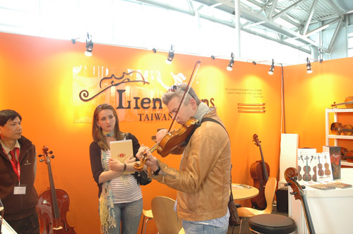 Lien Violins at Musikmesse Frankfurt 2011 – exhibition photo 14