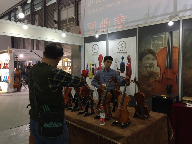 Lien Violins booth exchange at the Shanghai instrument fair
