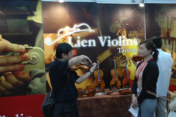 Lien Violins at Musikmesse Frankfurt 2008 – exhibition photo 5