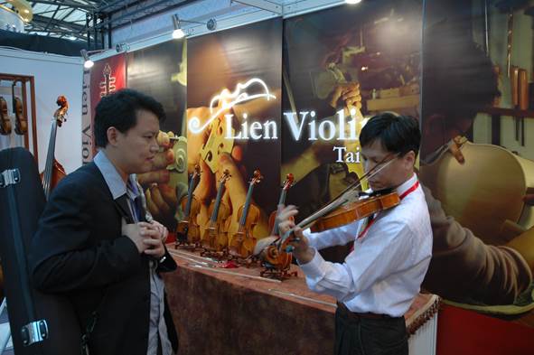Lien Violins at Musikmesse Frankfurt 2008 – exhibition photo 2