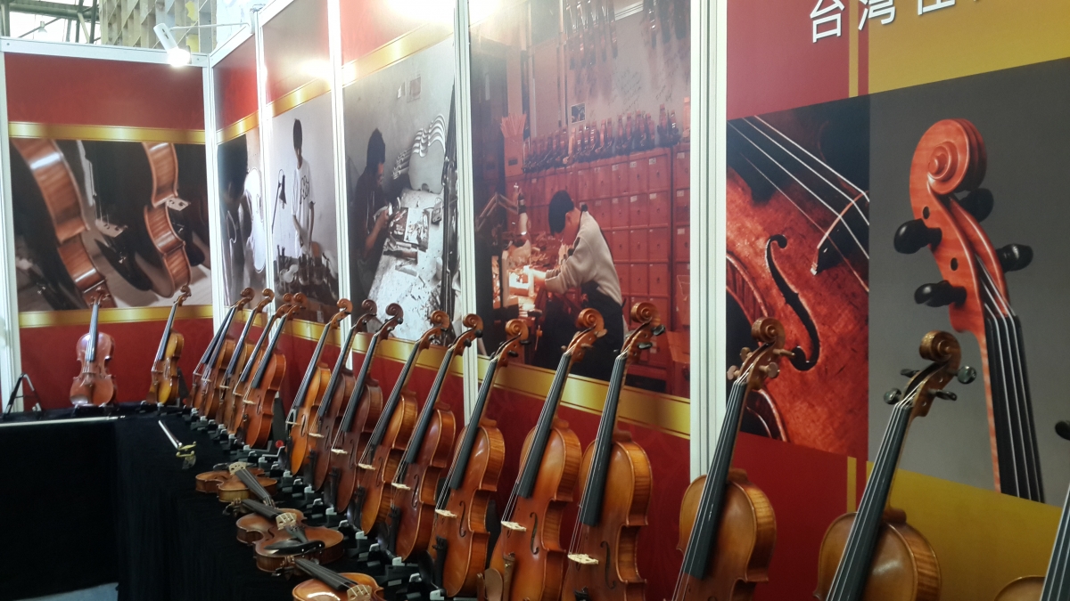 International exchange at the Lien Violins booth during Music China 2015