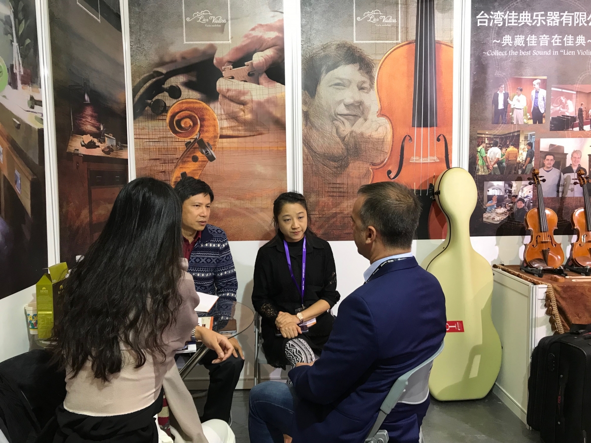 Bowed string instruments at the Lien Violins Music China 2017 booth