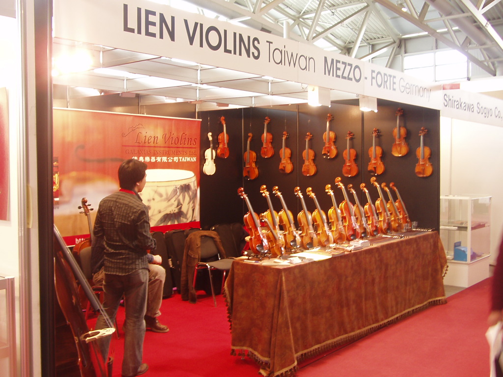 Lien Violins at Musikmesse Frankfurt 2007 – exhibition photo 6