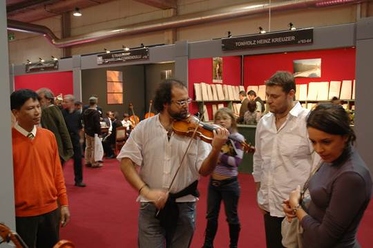 Lien Violins at Cremona Mondomusica 2008 – exhibition photo 3
