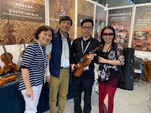 David Lien with visitors during Music China 2019