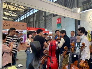 Lien Violins with friends and partners at Music China 2019