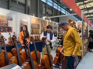 Rondo string representatives and musicians at the Lien Violins booth