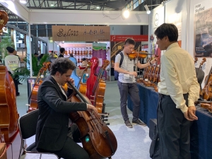 Thomastik-Infeld guests visiting the Lien Violins booth at Music China 2019