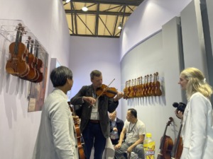 David Lien 與 Mezzo-Forte 負責人 Joerg 及女兒於 Music China 2023 合影